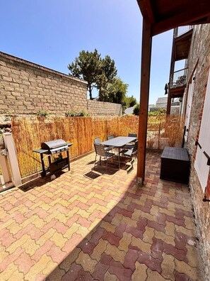 Outdoor dining - Apartment for 4 Guests in the Isle District, 700 Metres from the Beach (ST CAST LE GUILDO)