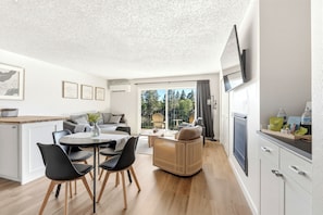 Living area - Rivers Edge - 1BR Cozy Modern Balcony (Bend)