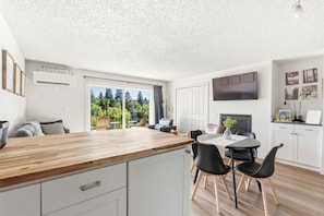 Dining - Rivers Edge - 1BR Cozy Modern Balcony (Bend)