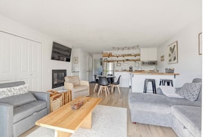 Living area - Rivers Edge - 1BR Cozy Modern Balcony (Bend)