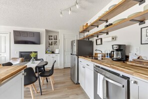 Private kitchen - Rivers Edge - 1BR Cozy Modern Balcony (Bend)
