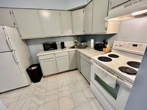 Private kitchen - Awesome 1-bedroom studio with AC in vibrant Chicago (Chicago)