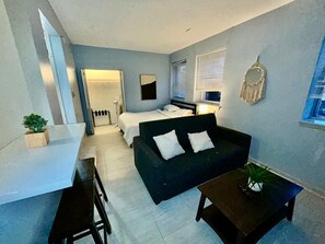 Room - Awesome 1-bedroom studio with AC in vibrant Chicago (Chicago)
