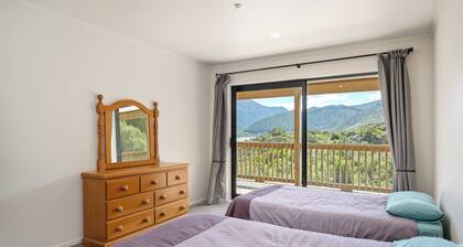 Quiet seclusion beside the sea with spa pool. Pet friendly (no cats covenant)