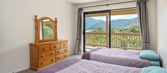 Quiet seclusion beside the sea with spa pool. Pet friendly (no cats covenant)