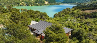 Quiet seclusion beside the sea with spa pool. Pet friendly (no cats covenant)