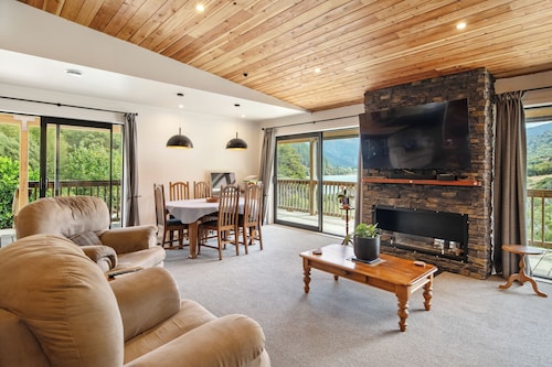 Quiet seclusion beside the sea with spa pool. Pet friendly (no cats covenant)