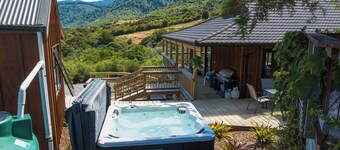 Quiet seclusion beside the sea with spa pool. Pet friendly (no cats covenant)