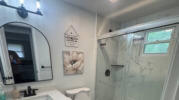 Secadora de cabello, toallas, jabón, papel de baño