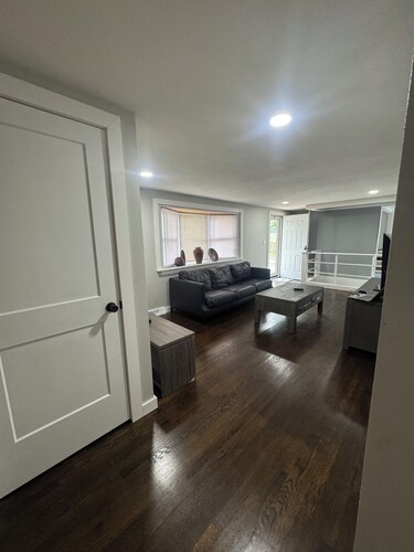 Relaxing Riverside Stay. Minutes to Downtown, MCI