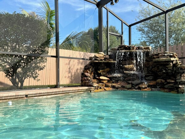 Utendørsbasseng og et oppvarmet basseng