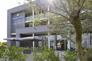 Un edificio moderno con un letrero que dice 'GOLDEN TOWER'.