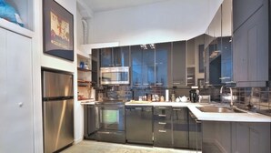 Private kitchen - Unique  loft like Apt with cache.. in 3 story small 3 unit warehouse conversion. (Montréal)