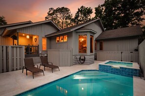 Una piscina al aire libre, una piscina climatizada