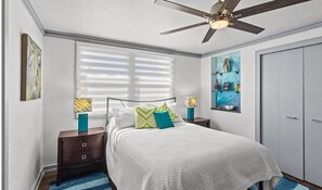 2 Schlafzimmer, Schreibtisch, Bügeleisen/Bügelbrett, Reisekinderbett
