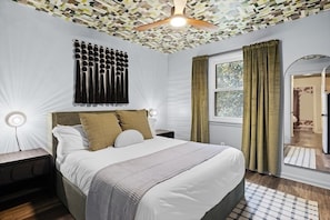 Fresh green tones bring a natural, calming feel to this cozy queen bedroom. - 5 Bed*Pet Friendly*Cowboy Pool (Savannah)