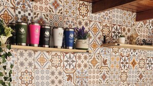 A kitchen with patterned tiles, a black countertop, and a sink. - Abade House - 4 Bedrooms with Air Conditioning - Gourmet Area/Pool - Excellent Location - Itacaré (Itacaré)