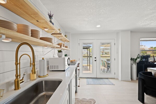 Private kitchen - Direct Gulf access, 5 bedrooms, Hot tub, Arcade, Mini golf, Ball pit and Kayaks (Hernando Beach)