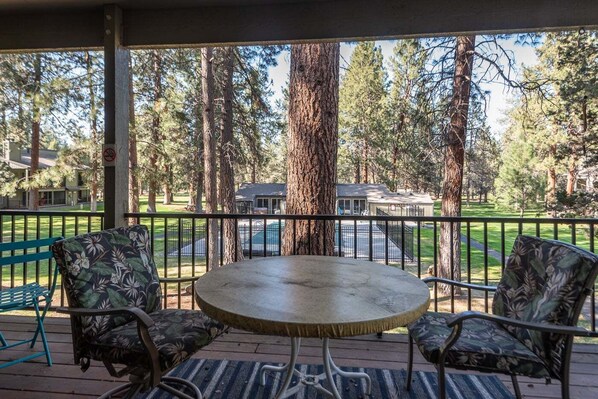 Outdoor dining - Desperado - Updated Sisters Condo with Pool, Hot Tub & Fireplace (Sisters)
