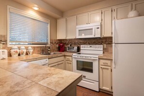Coffee/tea maker, fridge, microwave, oven - Desperado - Updated Sisters Condo with Pool, Hot Tub & Fireplace (Sisters)