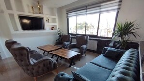 Classic Twin Room, Lake View | Living area - Gölpark Otel (Yeniçağa)