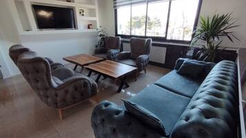Classic Twin Room, Lake View | Living area