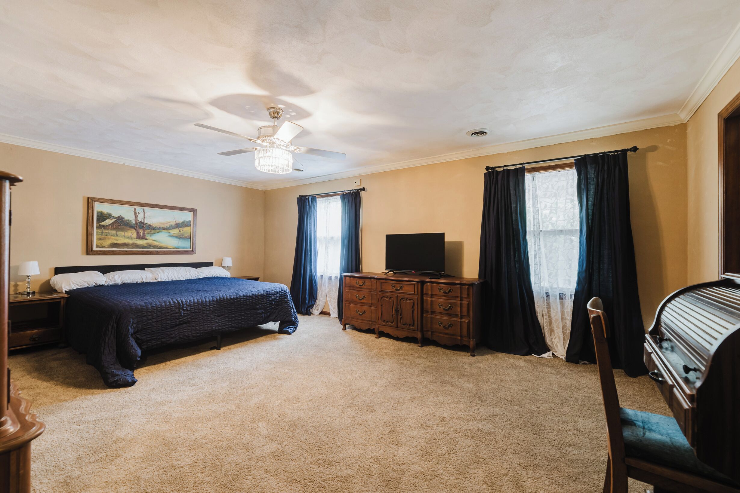 6 bedrooms, desk, travel crib, WiFi (free)