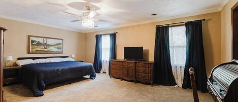 6 bedrooms, desk, travel crib, WiFi (free)