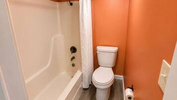 Classic Single Room, 1 King Bed | Bathroom | Shower, towels