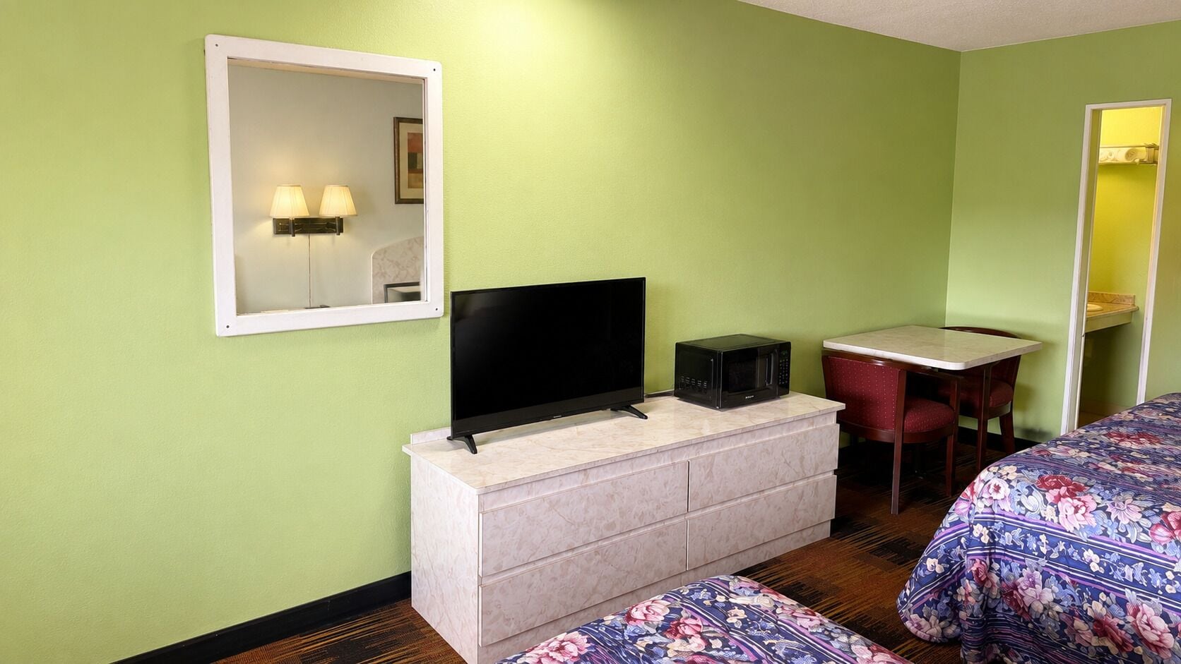 Espacio para trabajar con laptop y wifi gratis 