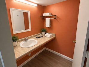 Habitación individual clásica, 1 cama King size | Baño | Regadera y toallas
