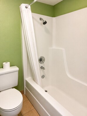 Shower, towels - Seminole Inn (Donalsonville)