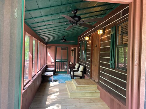 Fantastic 2-bedroom cabin, sleeps 6, 2 baths. Glouster, Ohio