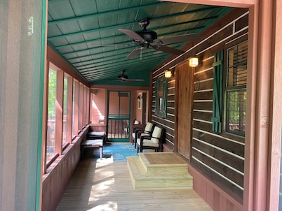 Fantastic 2-bedroom cabin, sleeps 6, 2 baths. Glouster, Ohio