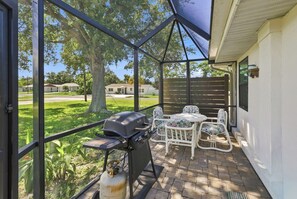 Outdoor dining - Nokomis Sunset Retreat w/Patio 8 mins to  Beach (Nokomis)