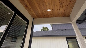 Een plafond met houten balken en een inbouwverlichting.