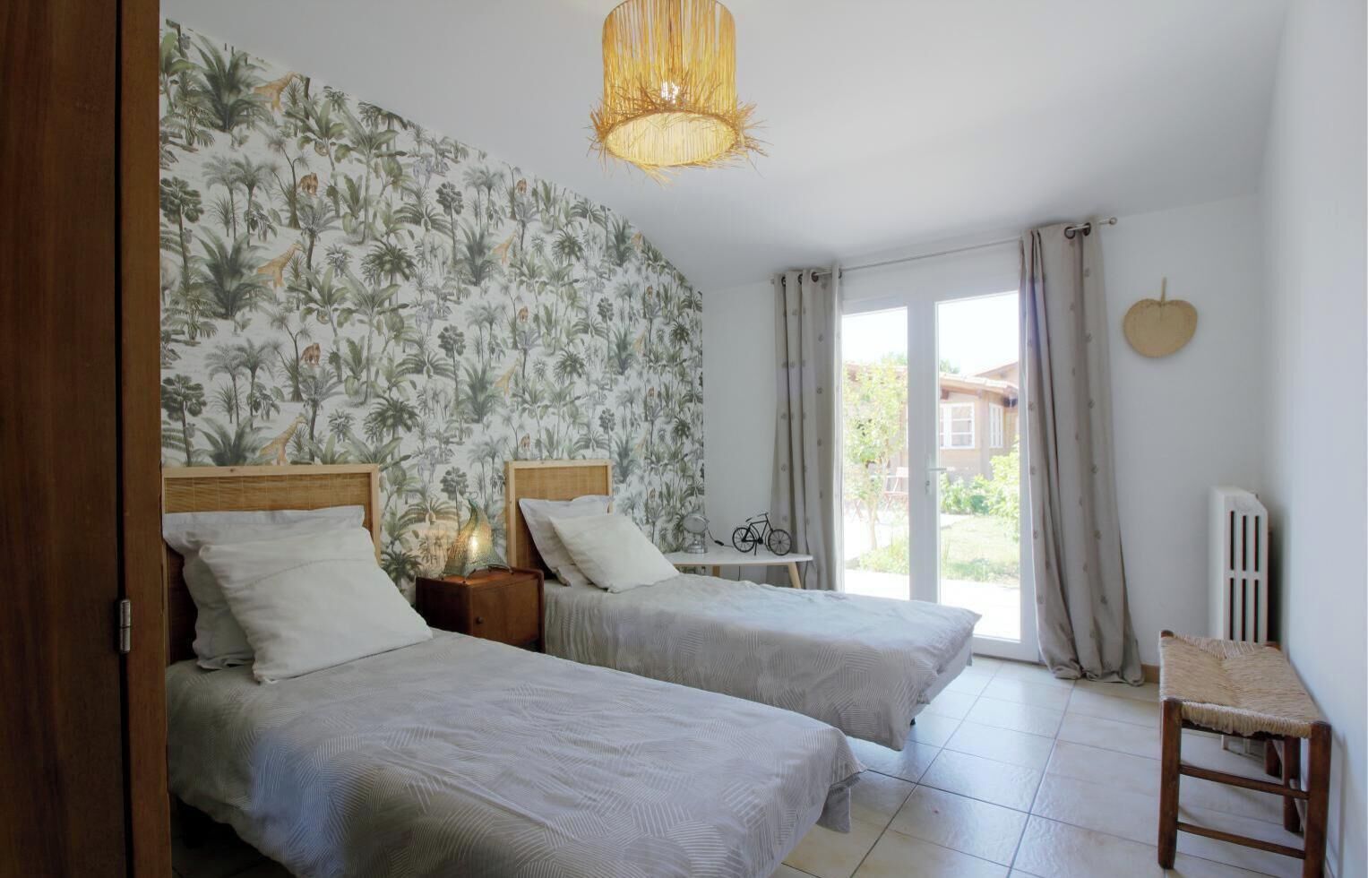 3 bedrooms, iron/ironing board, travel cot, Internet
