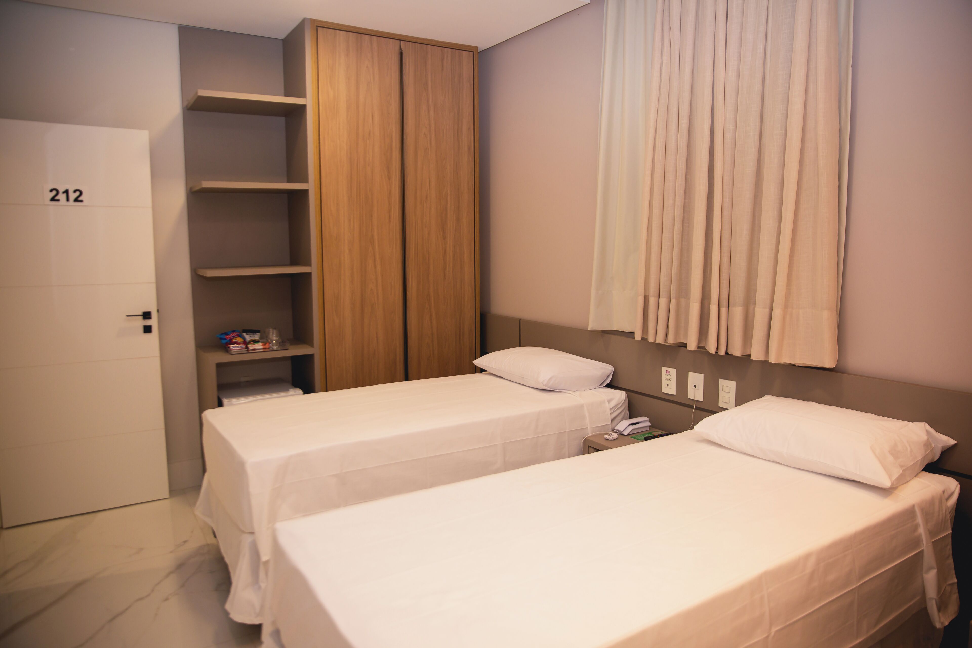 Chambre Confort double ou avec lits jumeaux, climatisation, vue sur la ville | Spa