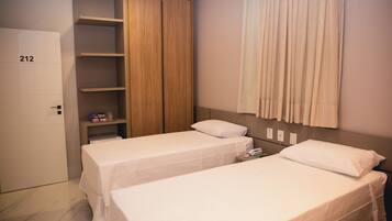 Chambre Confort double ou avec lits jumeaux, climatisation, vue sur la ville | Spa