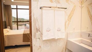 Savon, shampooing, papier de toilette