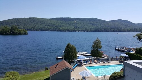Cozy 2-bedroom condo on beautiful Lake George