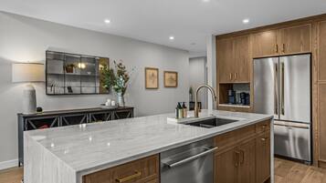 Coffee/tea maker, fridge, microwave, oven