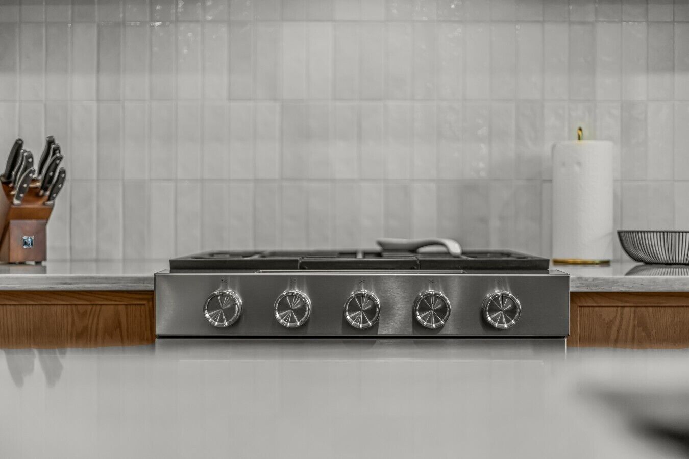 Cafetera y tetera, refrigerador, microondas y horno 