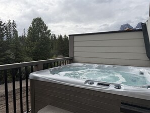 Outdoor spa tub - All Yours | Luxury Home and Hot Tub (Canmore)
