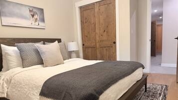 4 bedrooms, desk, iron/ironing board, travel cot