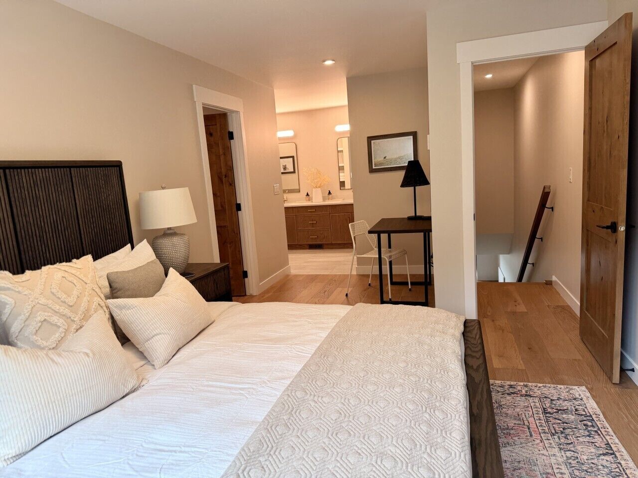 4 slaapkamers, een bureau, een strijkplank/strijkijzer, reisbedje