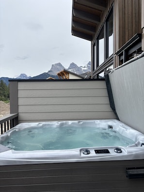 Outdoor spa tub - All Yours | Luxury Home and Hot Tub (Canmore)