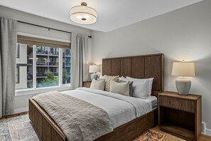 4 habitaciones, escritorio y tabla de planchar con plancha 