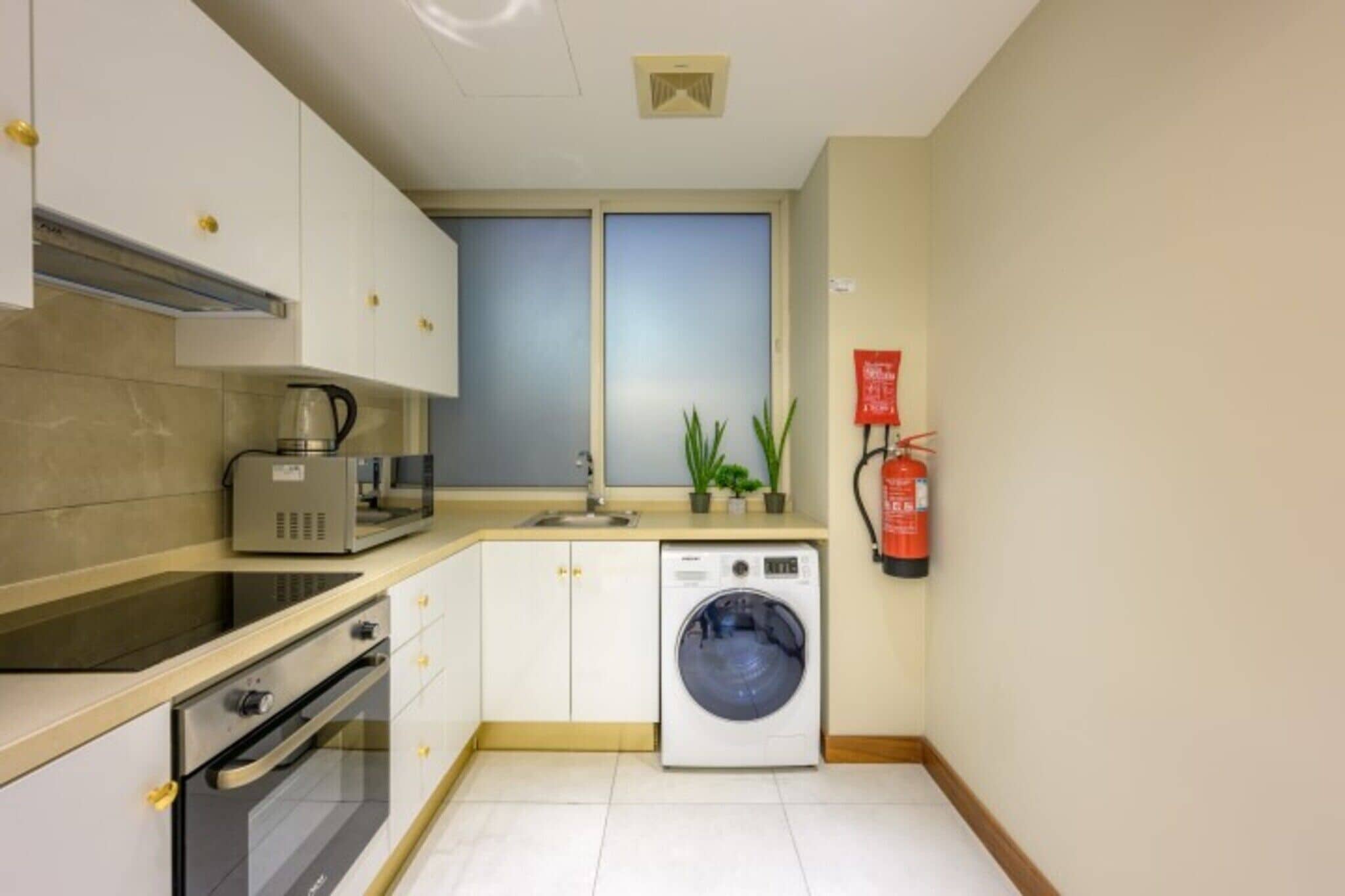 Suite Deluxe, vista a la ciudad | Cocina privada | Tetera eléctrica 