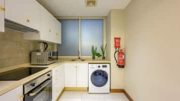 Suite Deluxe, vista a la ciudad | Cocina privada | Tetera eléctrica